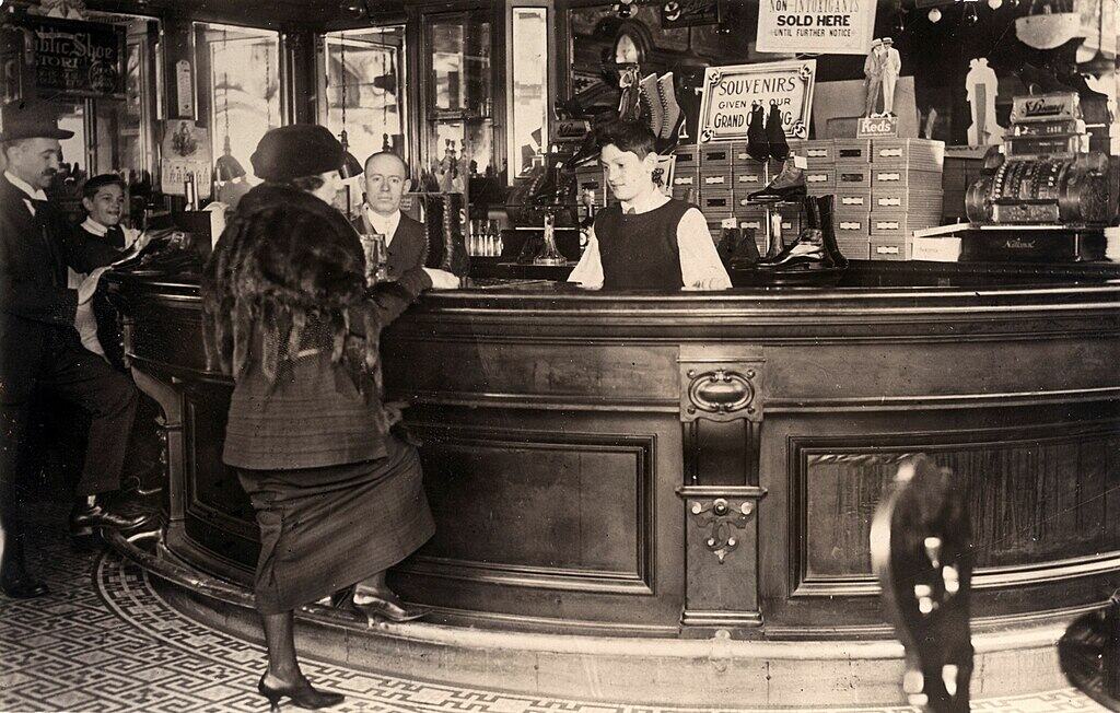 In a shoe store (an open bar) the words "only shoes" are sold, but good friends are also given a drink from a bottle that comes from between the shoe boxes, United States of America 1920.